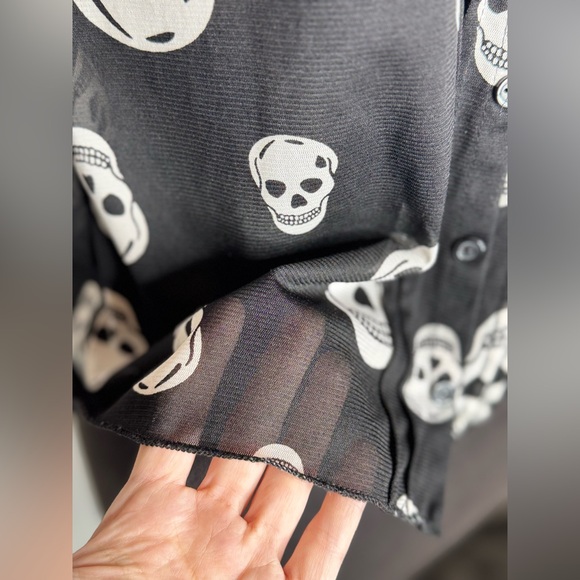 Julie’s Closet Large Skulls Sleeveless Black White Sheer Halloween Blouse - Picture 3 of 3